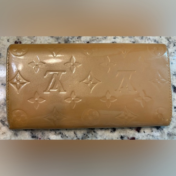 Authentic - Louis Vuitton Dune Vernis Sarah Wallet #4 - Picture 3 of 15
